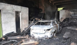 Tẩm xăng đốt chuột, chuột chạy tán loạn khiến nhà bốc cháy